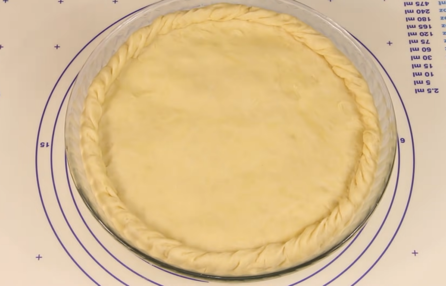 Пиріг з куркою за 30 хвилин з ніжним і розсипчастим тістом та соковитою начинкою