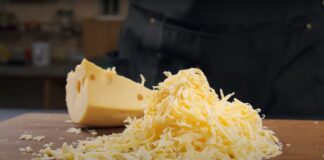 Як швидко натерти будь-який сир, щоб він не прилипав і не розсипався