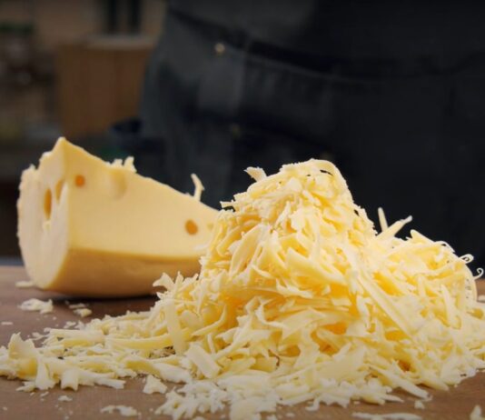Як швидко натерти будь-який сир, щоб він не прилипав і не розсипався