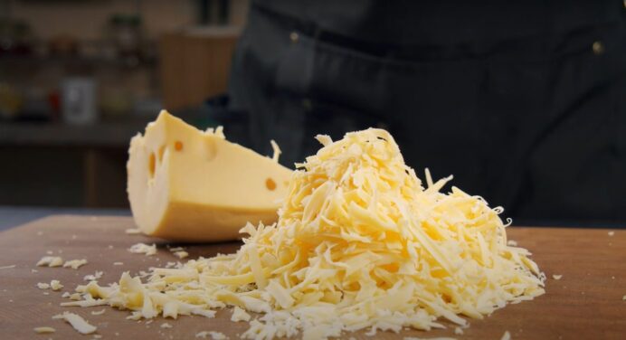 Як швидко натерти будь-який сир, щоб він не прилипав і не розсипався: 5 секретних способів 