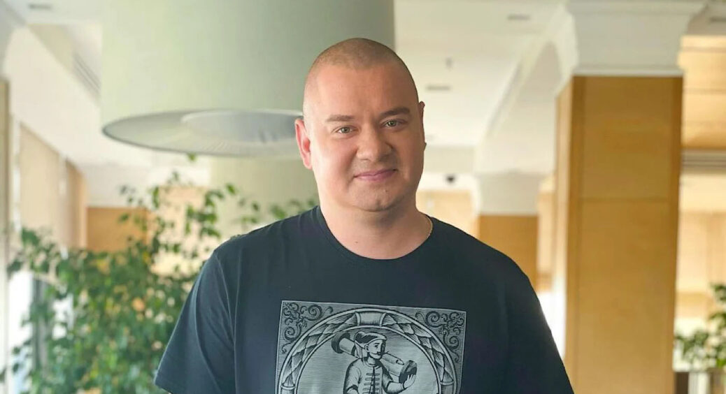 Євген Кошовий з “Квартал 95” помітно схуднув і розповів як: треба відповідати дружині-красуні, хоч і лисий 