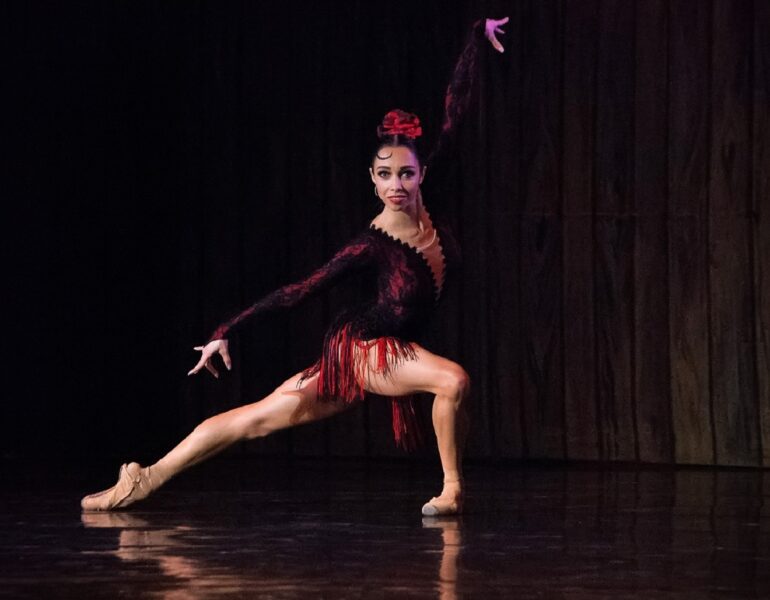 Анастасія Волочкова і Катерина Кухар показали, як зблизька виглядають ноги балерини