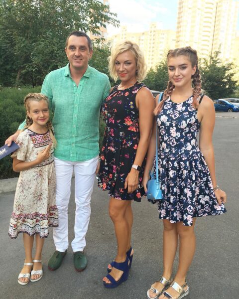 Вадим Мічковський із своєю дружиною та старшими донечками
