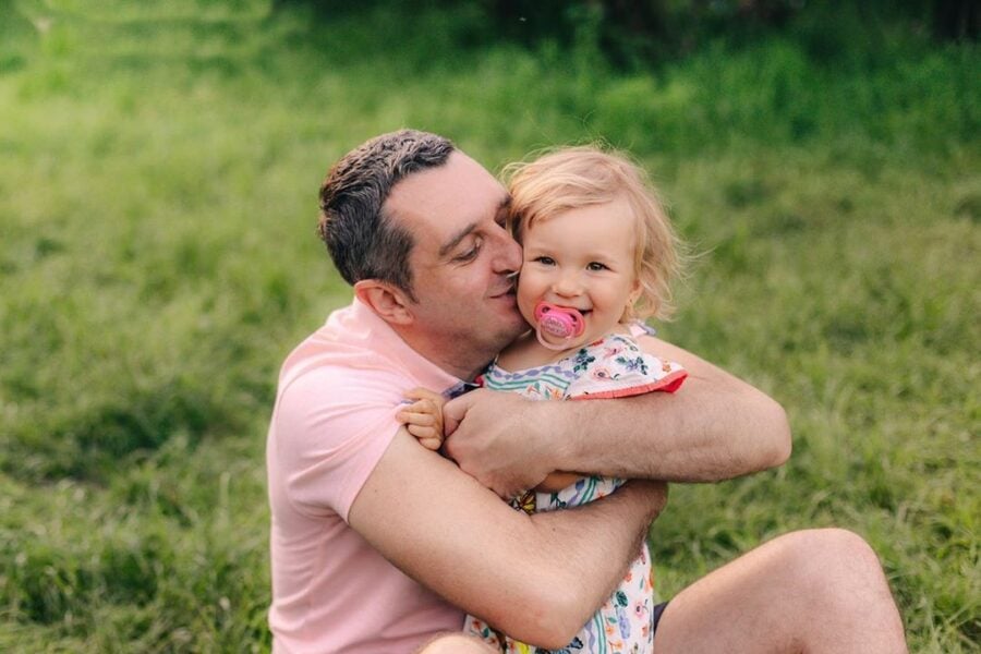 Український співак ніжно обіймає наймолодшу донечку Аміну