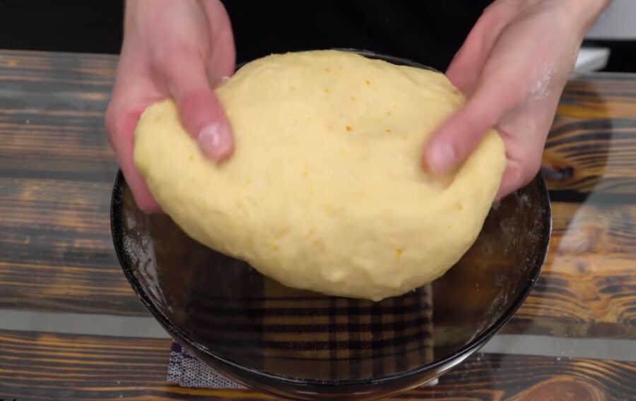 Приготуйте еластичне тісто для рогаликів