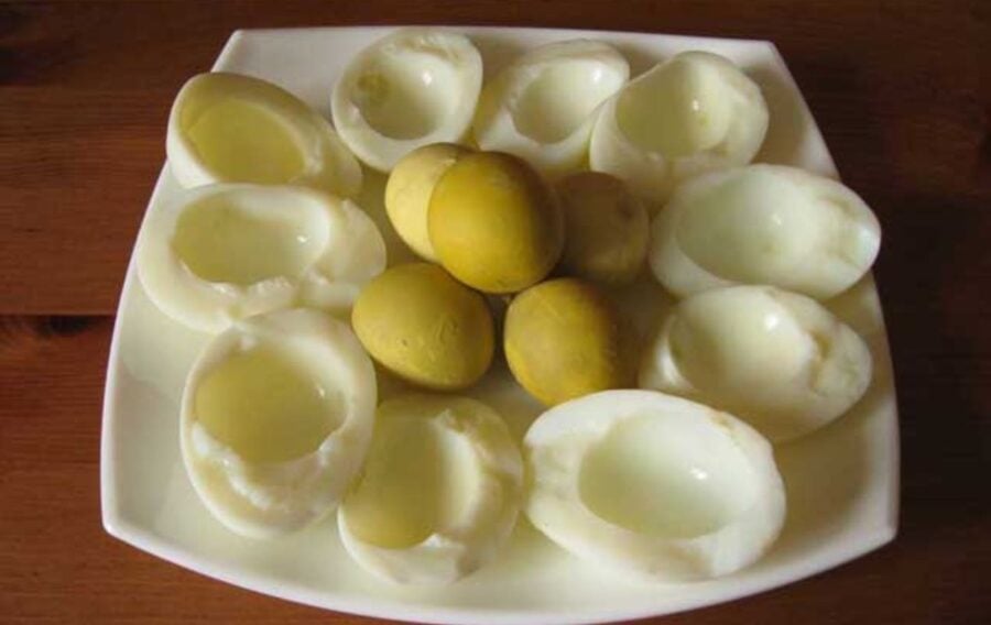 Натріть яйця на тертку та залиште в тарілці