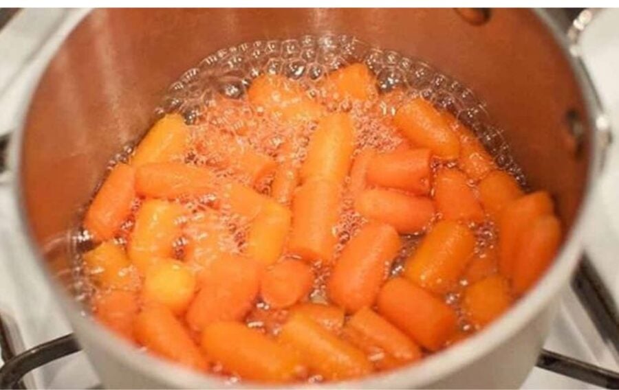 Відваріть моркву та натріть її на тертці