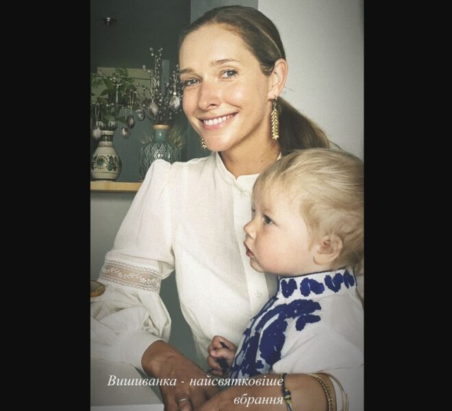 Катерина Осадча одягла півторарічного сина Данила у малесеньку вишиванку