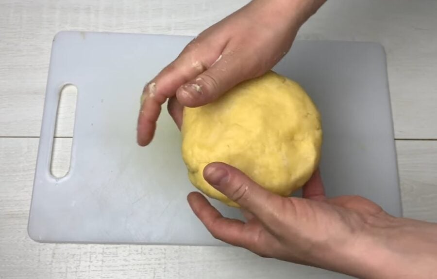 Рецепт заливного пирога із замороженою полуницею та сметанною заливкою