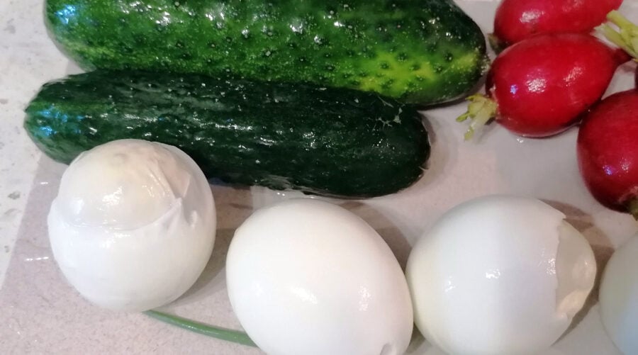 Рецепт салату з огірків, редиски і яєць