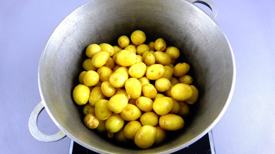 Як почистити кілограм дрібної молодої картоплі за 5 хвилин, щоб руки були чисті