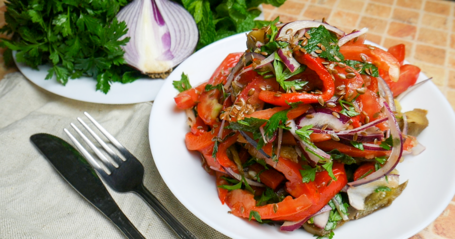 Рецепт салату з баклажанів, помідорів та болгарського перцю
