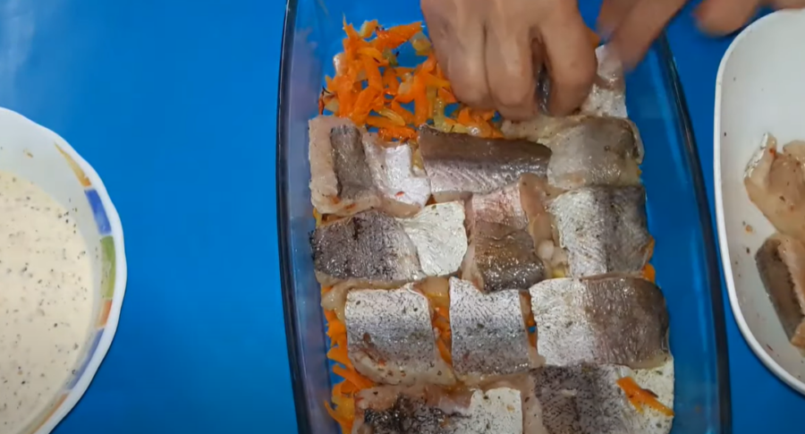 Рецепт запеченого хека у сметанно-сирному соусі з овочами