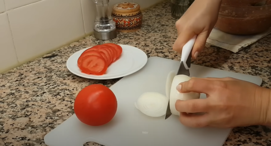 Соковиті і ніжні котлети в духовці з помідорами і сирною шапочкою