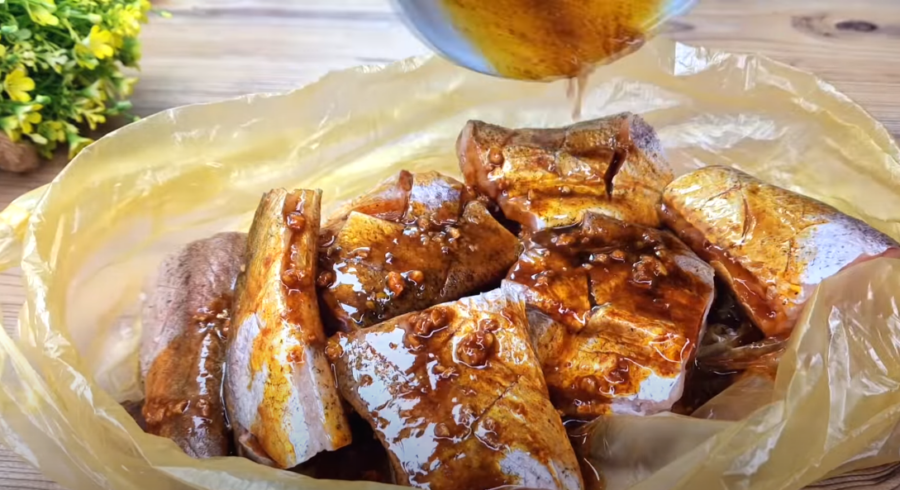 Дешевий хек можна приготувати смачніше, ніж лосось: рецепт запеченої риби