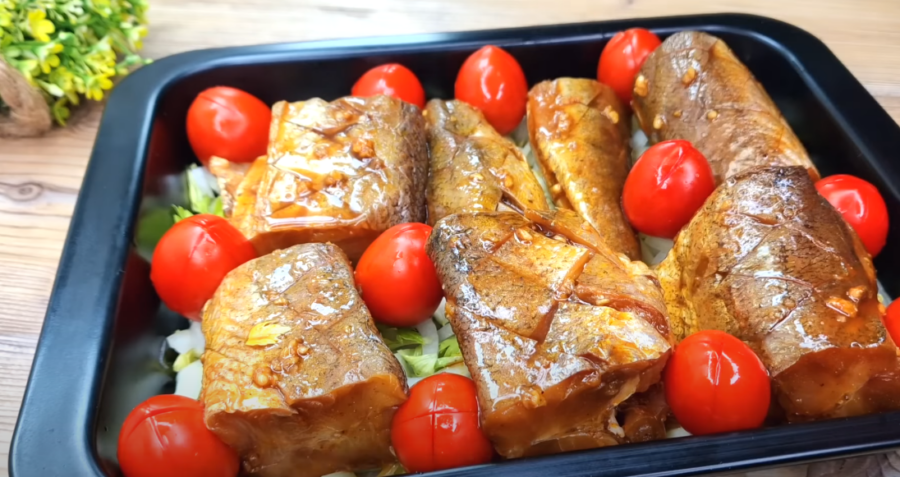 Дешевий хек можна приготувати смачніше, ніж лосось: рецепт запеченої риби