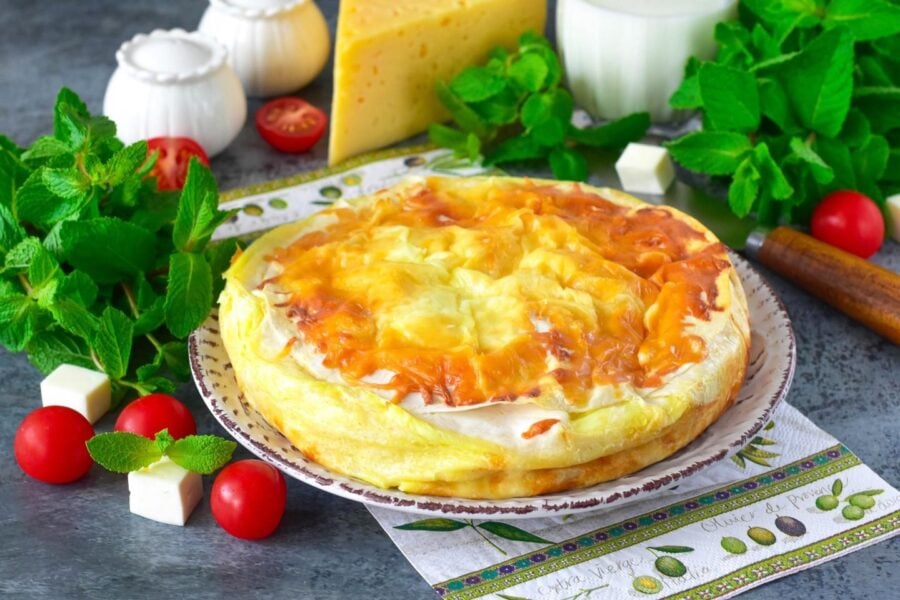 Грузинський пиріг із лаваша і двох видів сирів
