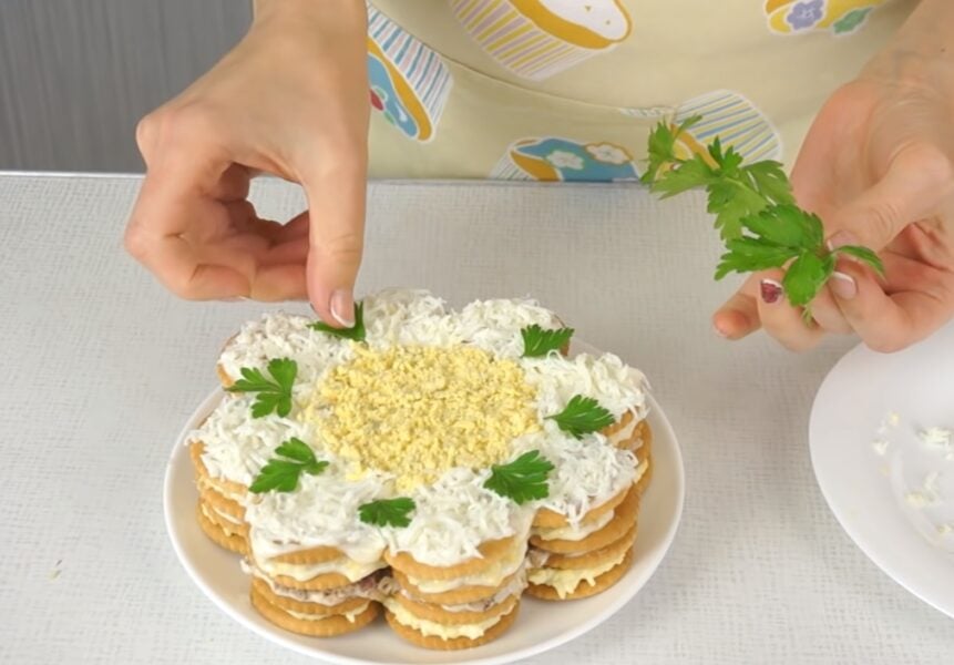 Закусочний торт-салат з крекерів за 10 хвилин