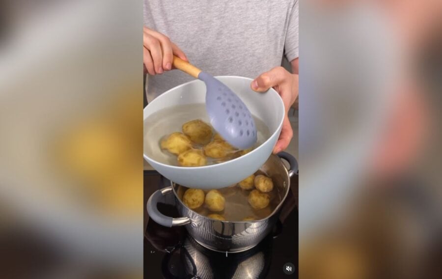 Відваріть картоплю та дайте їй охолонути