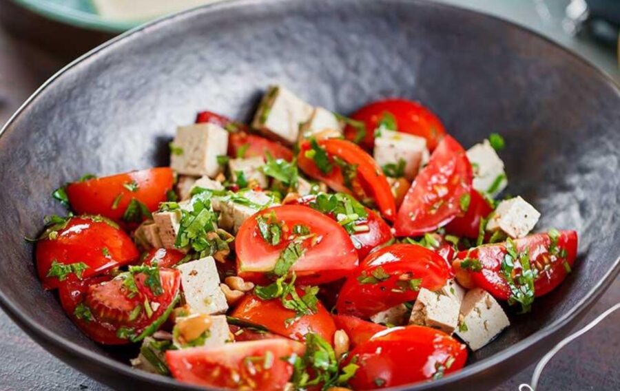 Цікавий рецепт смачного літнього салату з помідорів