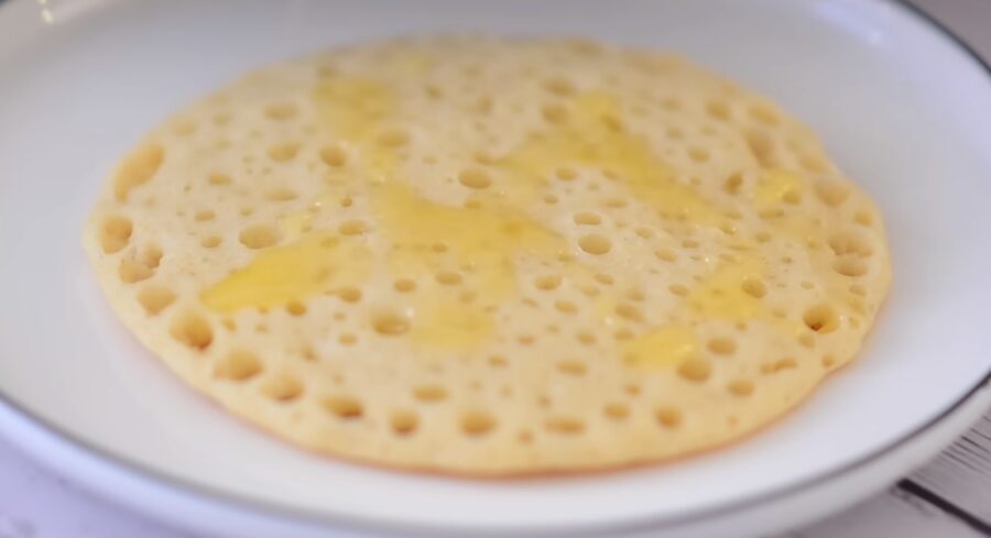 Арабські млинці 1000 і 1 дірочка, які змітають зі столу за хвилину