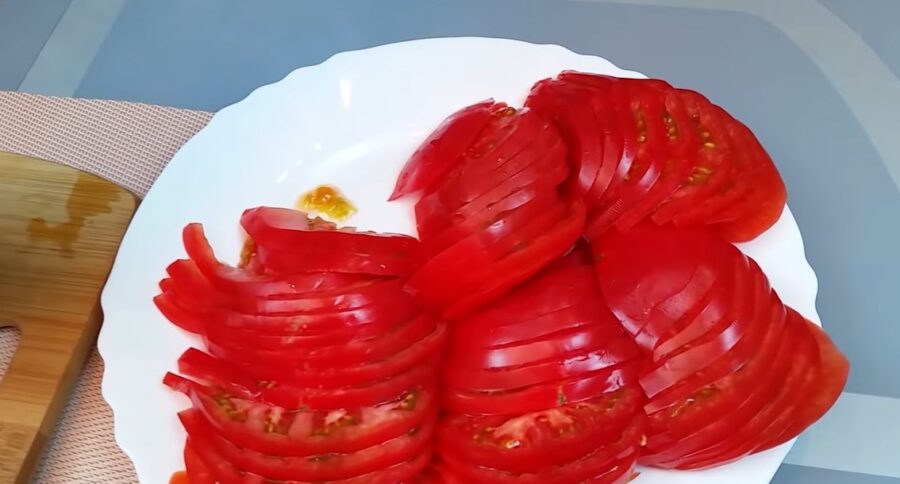 Оригінальний рецепт кабачкового торта з помідорами та часником