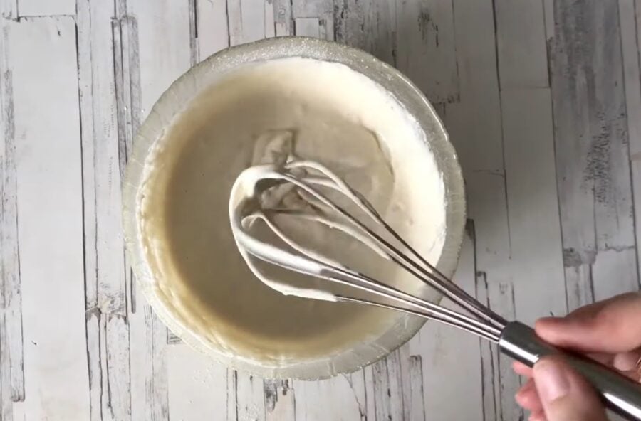 Простий рецепт заливного пирога на кефірі з рідкого тіста