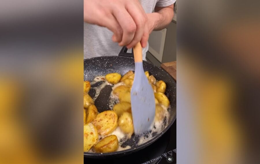 Підсмажте картоплю на пательні