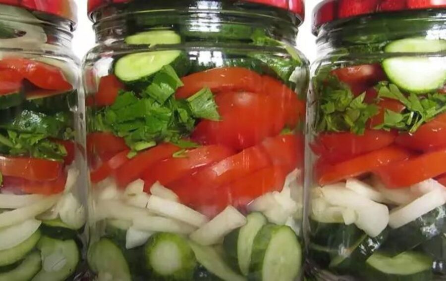 Рецепт літнього салату з огірків і помідорів у банках