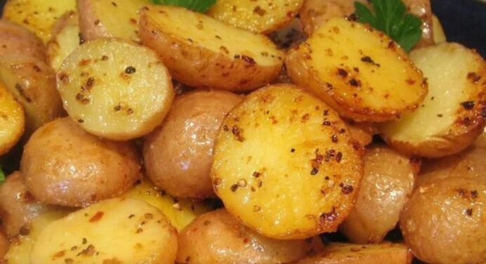 За цим рецептом чистити молоду картоплю не потрібно: п’ять простих інгредієнтів і смачна вечеря готова 