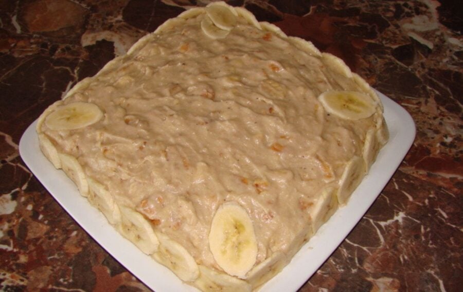 Викладіть банановий торт у форму та залиште в холодильнику