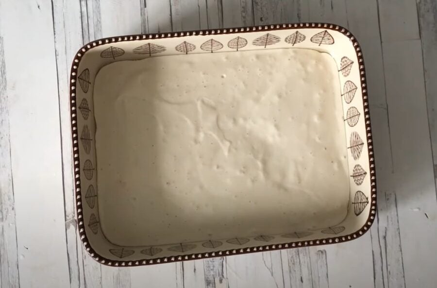 Простий рецепт заливного пирога на кефірі з рідкого тіста