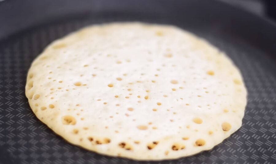 Арабські млинці 1000 і 1 дірочка, які змітають зі столу за хвилину