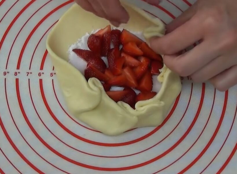 Рецепт галети з полуницею: відкритий ягідний пиріг по-французьки