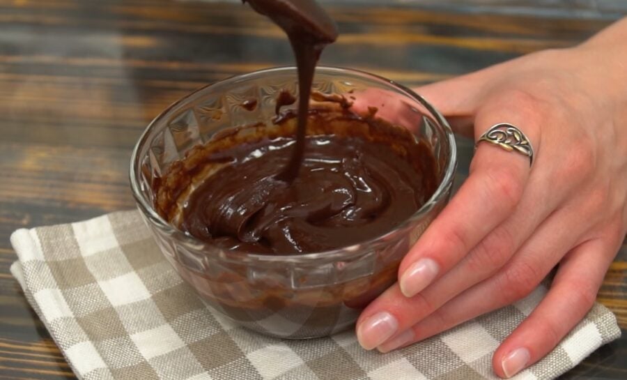 Дуже смачна шоколадно-горіхова намазка Нутелла в домашніх умовах