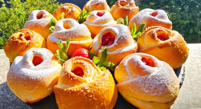Неймовірно смачні булочки “трояндочки” з полуничною начинкою. Здобне тісто і солодка начинка – це те, що треба 