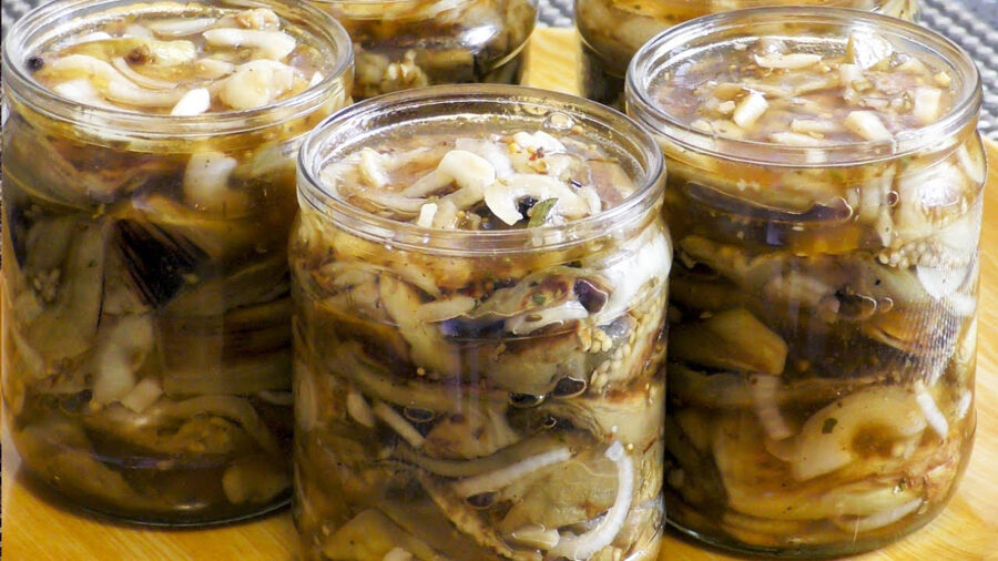 Рецепт консервованих баклажанів на зиму, які на смак нагадують шашлик