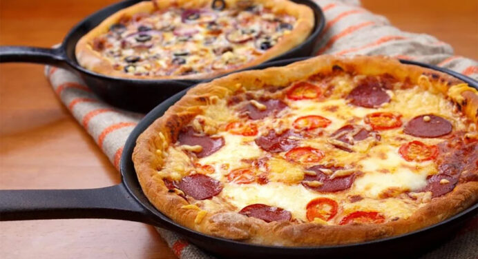 Піцу можна приготувати за 10 хвилин: тісто місити не знадобиться, та й духовку вмикати не потрібно 