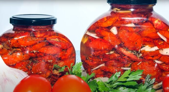В’ялені томати: хто спробував цю смакоту хоч один раз, той без рецепта не піде. Готуйте, поки сезон 