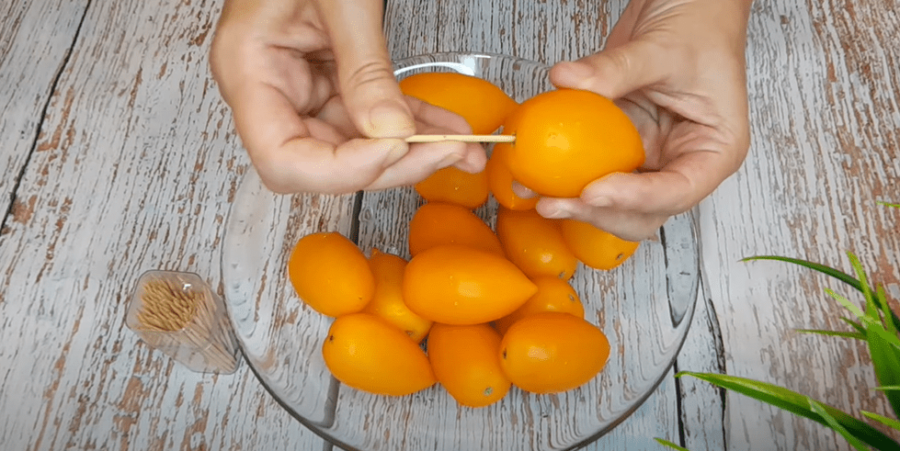 Рецепт миттєвих малосольних помідорів на мінералці з часником і кропом