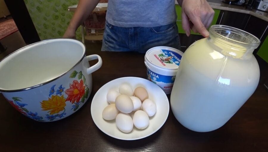 Закип'ятила молоко, додала сіль, яйце і отримала домашній сир сулугуні