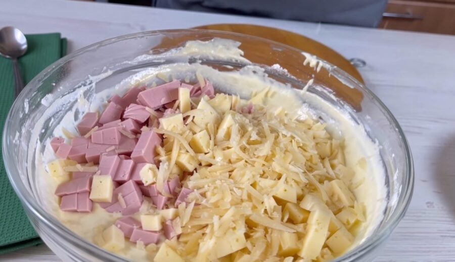 Суперситні оладки на кефірі з ковбасою і сиром за 5 хвилин