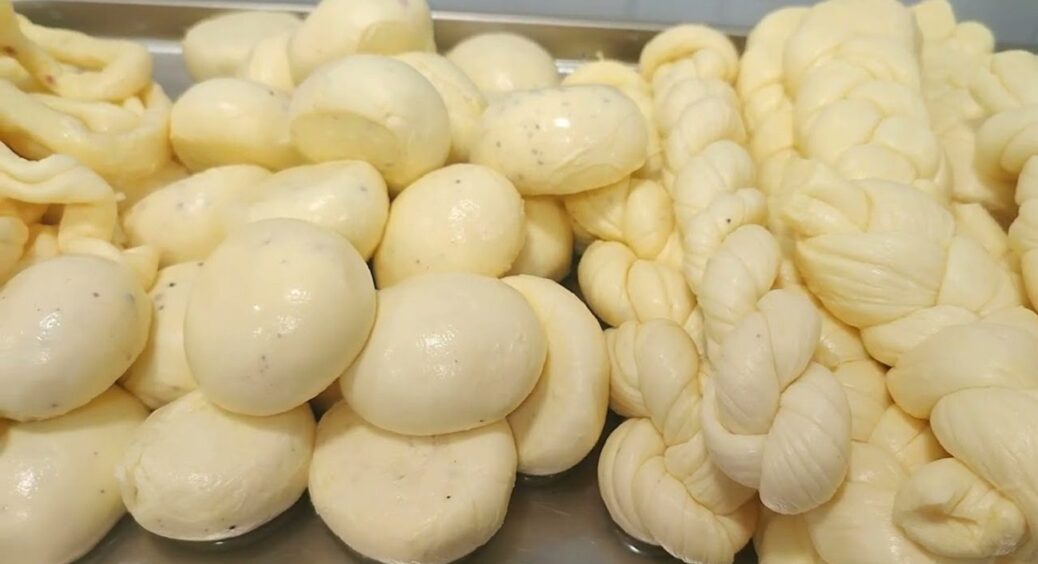 Всього 2 простих продукти в складі. Закип’ятила молоко, додала оцет і отримала домашню моцарелу за 30 хвилин 