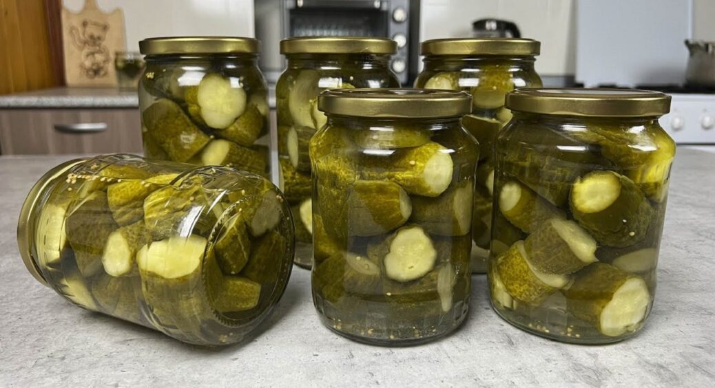 Мариновані огірки по-фінськи на зиму. Готувати будете відрами: закриваються швидко, з’їдаються ще швидше 