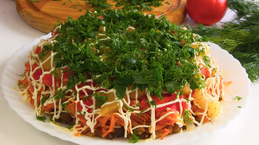 Простий у приготуванні овочевий салат стане справжньою прикрасою столу