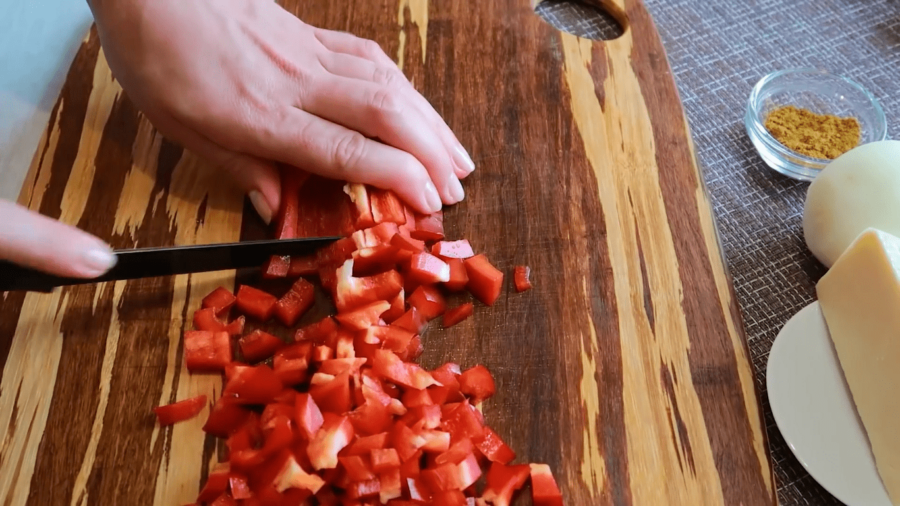 Нарізаємо кубиками помідори і перець