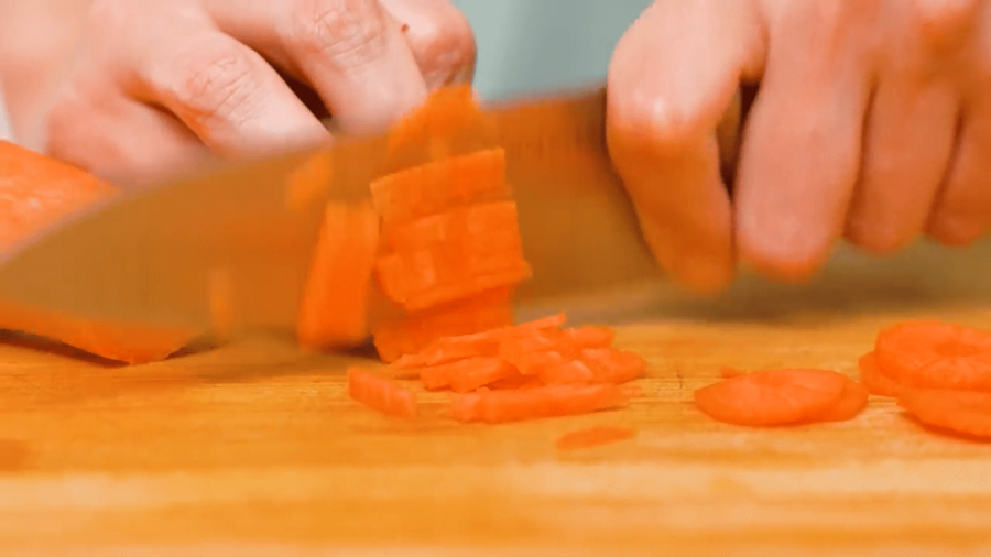 Подрібнюємо моркву