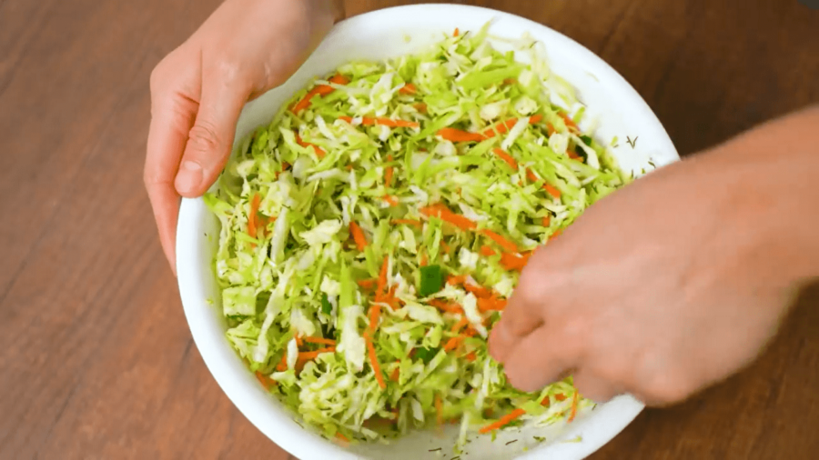 Овочевий салат готується напрочуд швидко і виходить дуже соковитим та хрустким