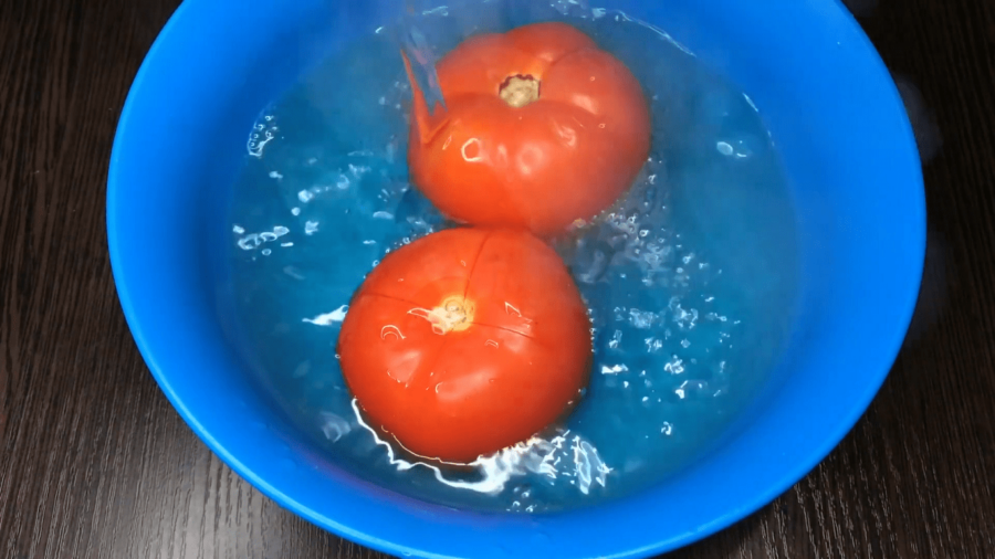 Заливаємо помідори окропом