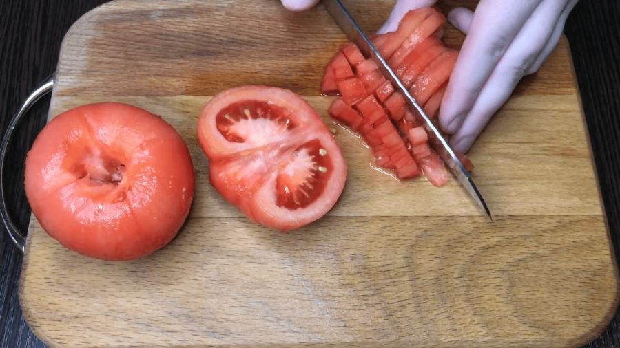 Нарізаємо томати